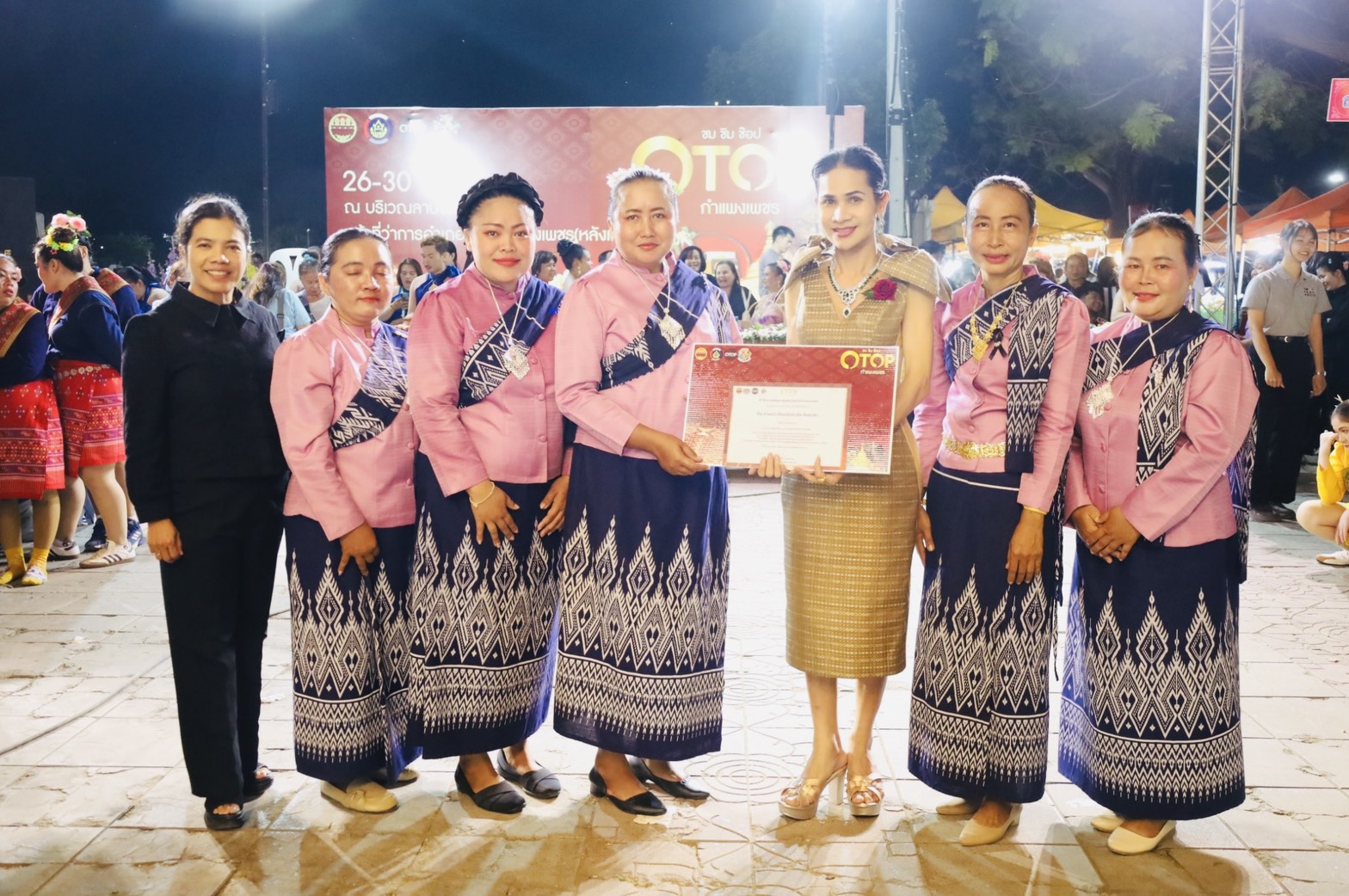 🎯 LKB Model  🎯(Learn-Knowledge-Best Practice)  พช.ลานกระบือ ร่วมให้กำลังใจกลุ่มสตรีอำเภอทรายทองวัฒนา ในการแข่งขันตำส้มตำ (รสชาติ/ลีลา) ในงานแสดงและจำหน่ายผลิตภัณฑ์ OTOP “ชม ชิม ช้อป” จังหวัดกำแพงเพชร