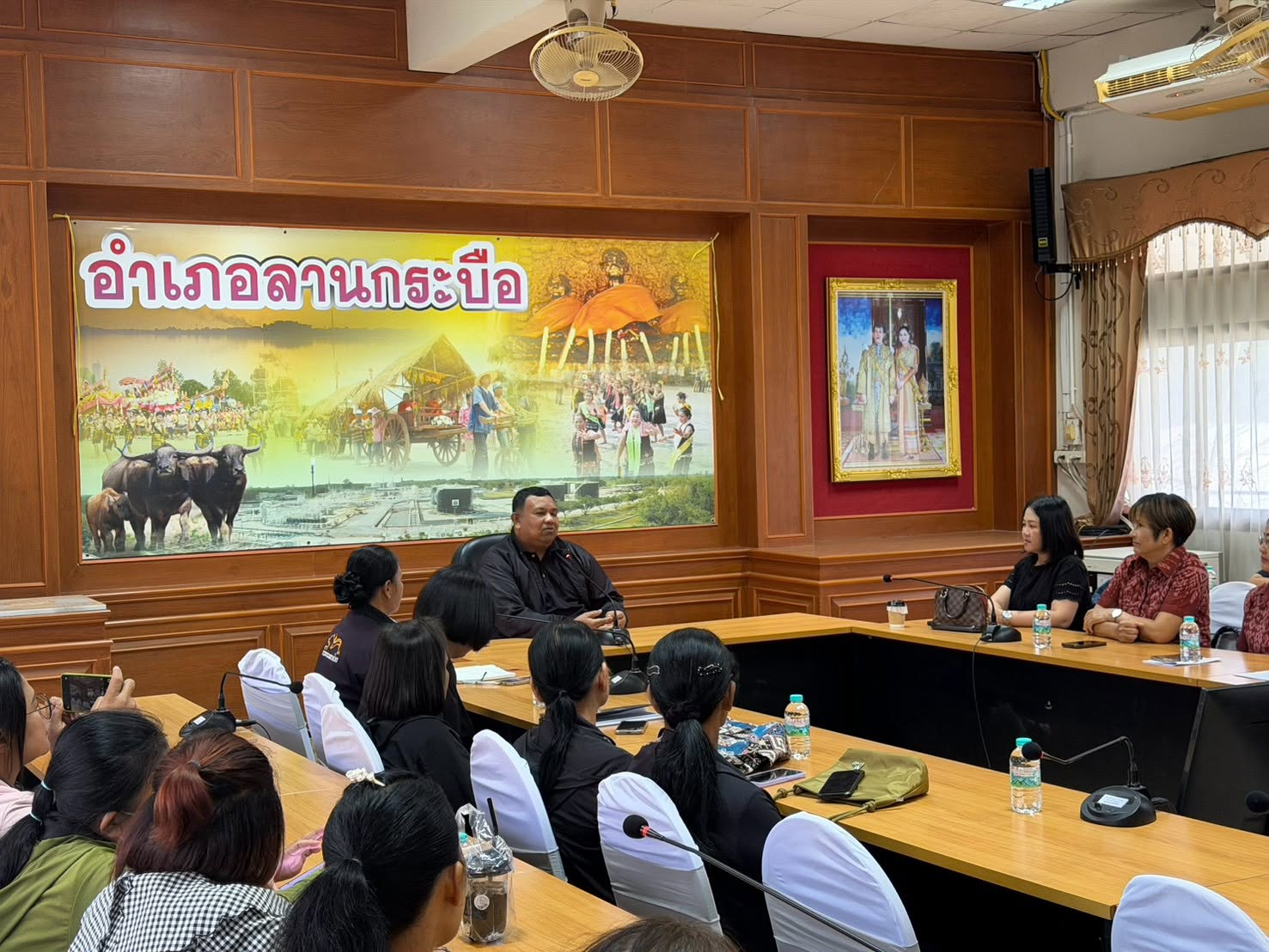 ร่วมประชุมคณะกรรมการพัฒนาสตรีอำเภอและตำบล พร้อมจัดทำดอกไม้จันทน์เพื่อใช้ในงานราชพิธี 